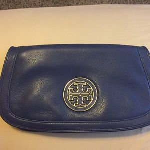 Tory burch logo bag.